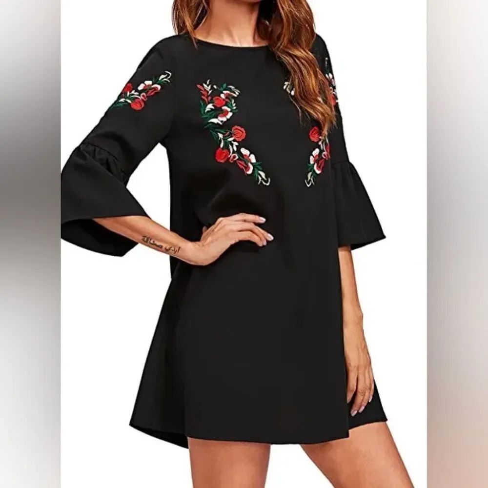 🍑Black Embroidered Floral Print Bell Sleeve Tunic Dress Medium